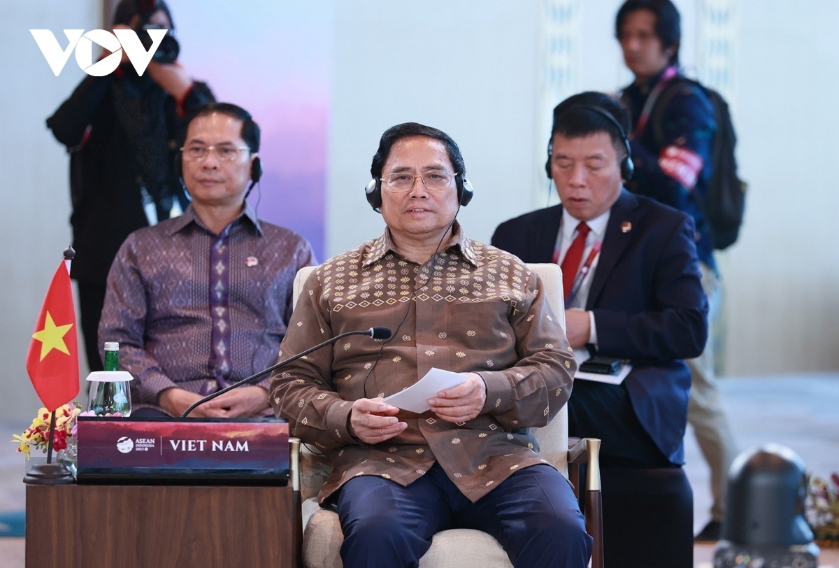 pm chinh attends 42nd asean summit s retreat session picture 1