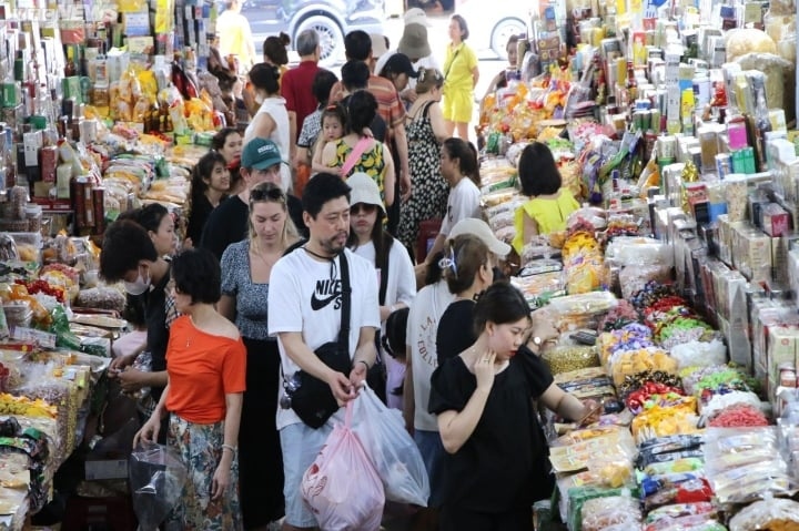 foreign tourists eager to discover da nang market picture 1