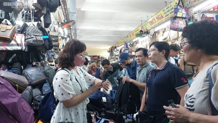 foreign tourists eager to discover da nang market picture 2