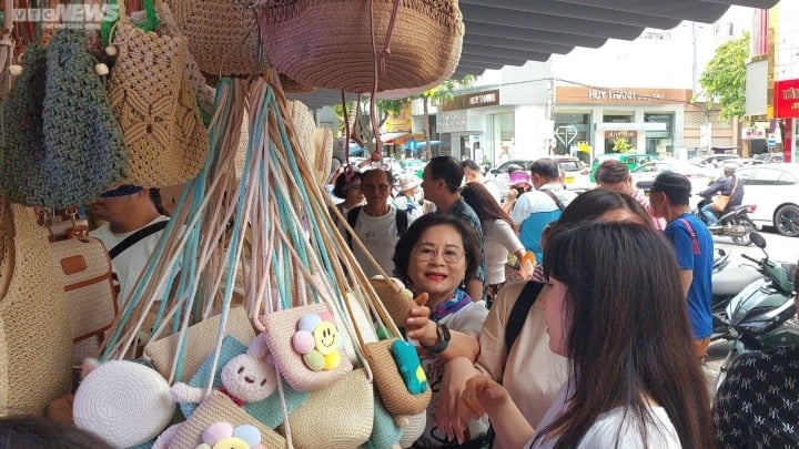 foreign tourists eager to discover da nang market picture 5