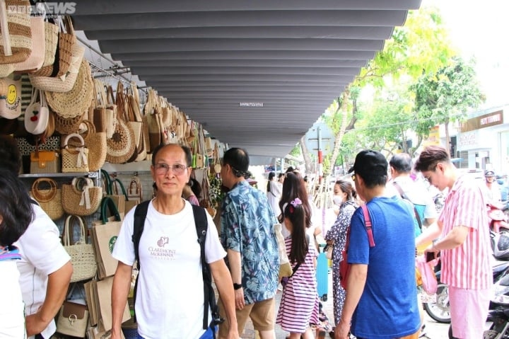 foreign tourists eager to discover da nang market picture 7