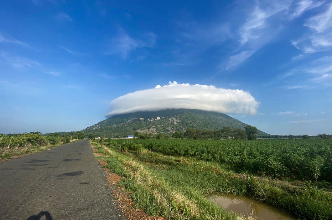 ufo-shaped clouds on ba den mountain thrill locals picture 1