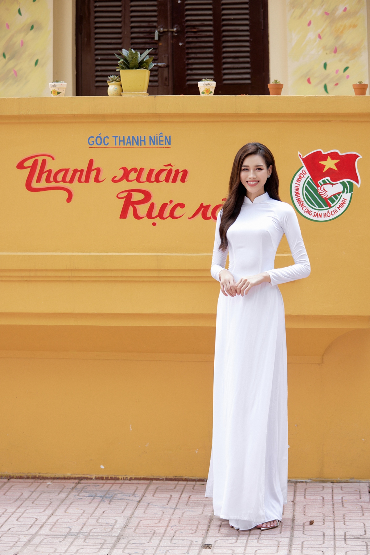 hoa hau Do thi ha mac ao dai trang chup anh ky yeu hinh anh 2