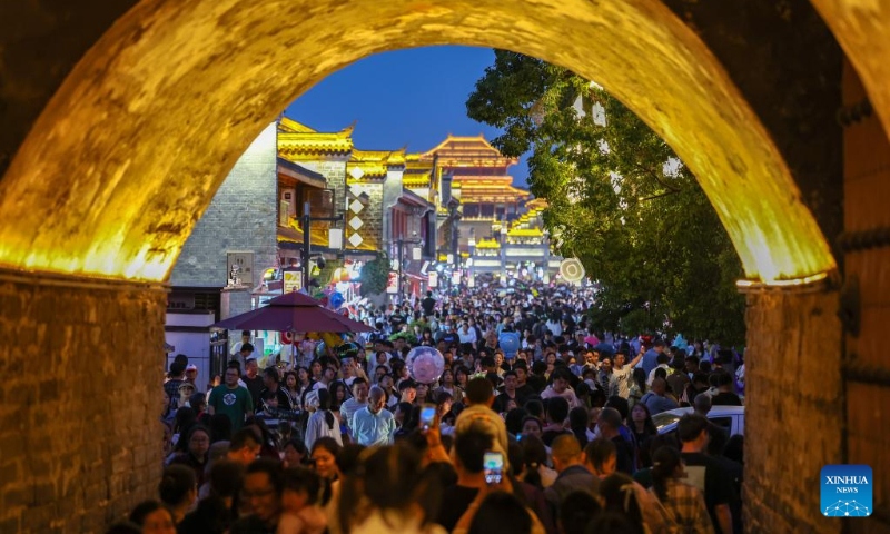 Du lịch và tiêu dùng ở Trung Quốc bùng nổ kỳ nghỉ lễ 1/5