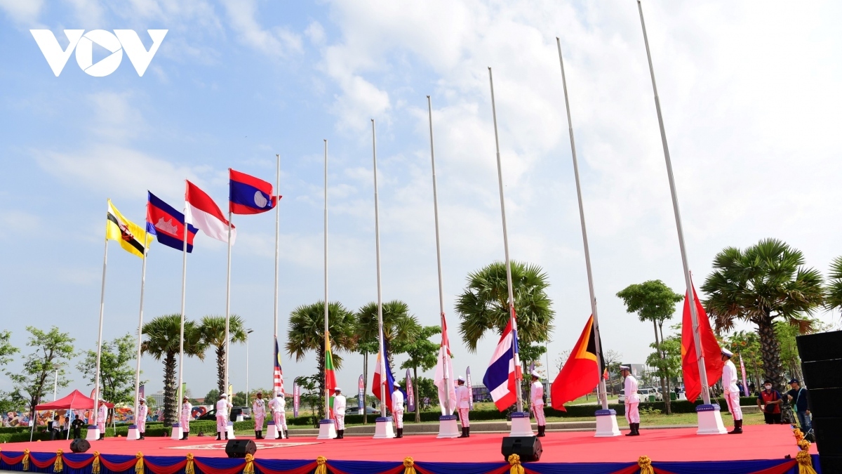 flag-raising ceremony of vietnamese sports delegation at sea games 32 picture 1