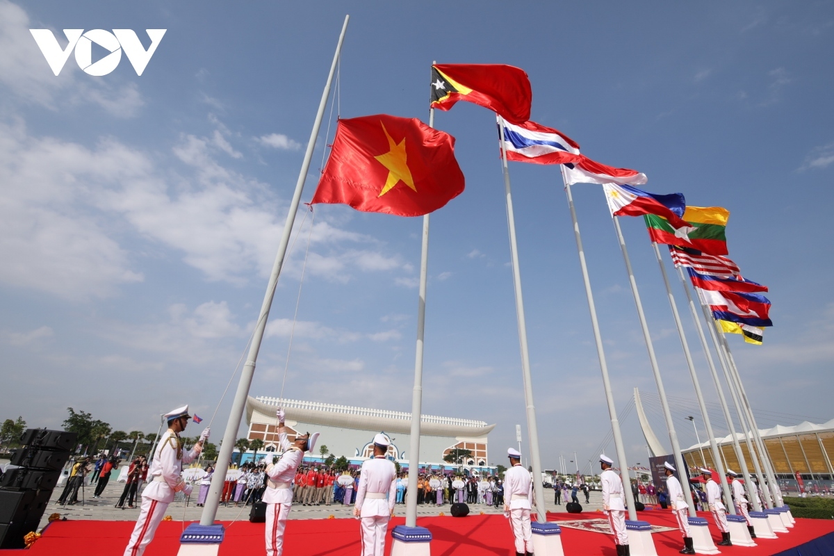 flag-raising ceremony of vietnamese sports delegation at sea games 32 picture 9