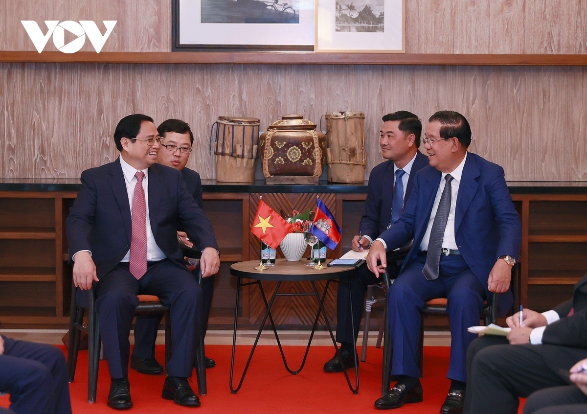 pm chinh meets with cambodian counterpart on 42nd asean summit sidelines picture 1