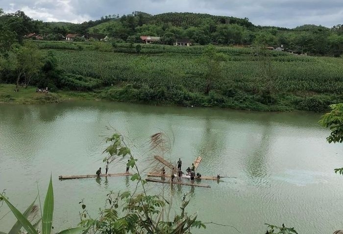 Ô tô mất lái, lao xuống sông Kỳ Cùng