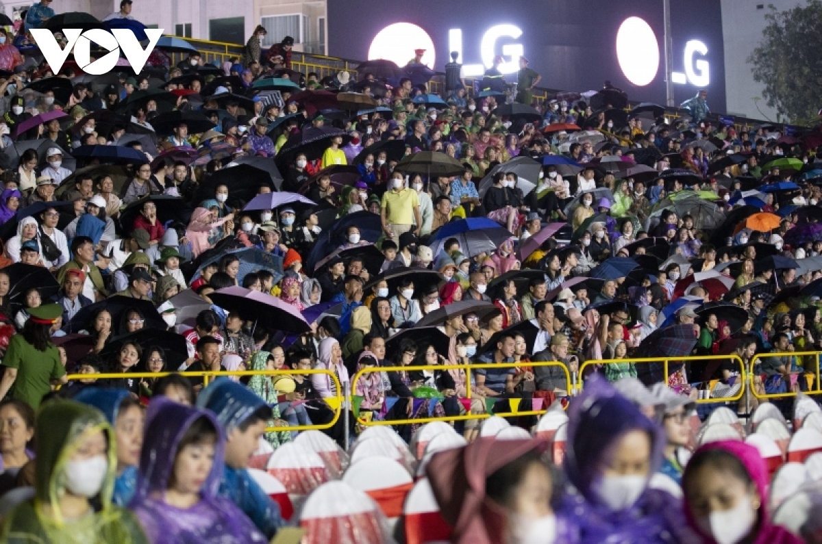 eye-catching drone and fireworks shows light up hai phong sky picture 10