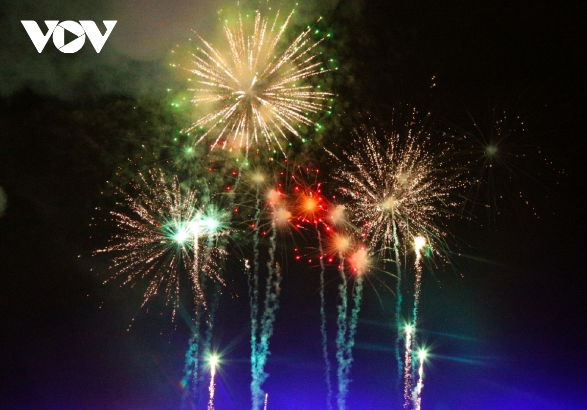 eye-catching drone and fireworks shows light up hai phong sky picture 2