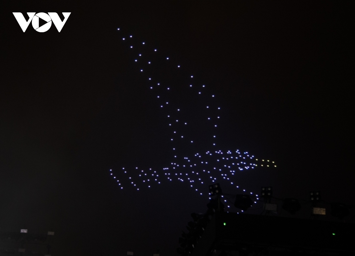 eye-catching drone and fireworks shows light up hai phong sky picture 7