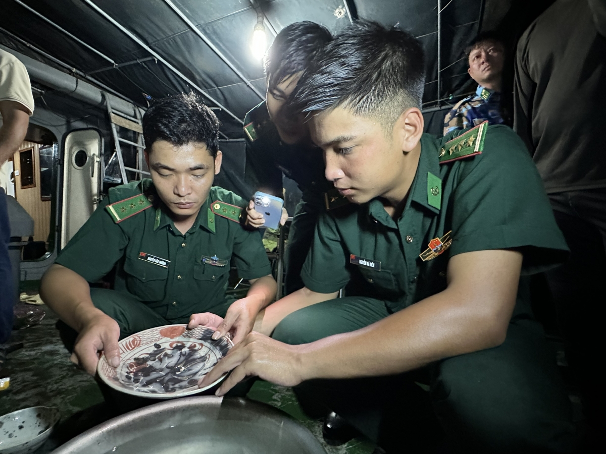 Bộ đội Biên phòng tỉnh Quảng Ngãi tạm giữ hàng chục đồ gốm nghi cổ vật