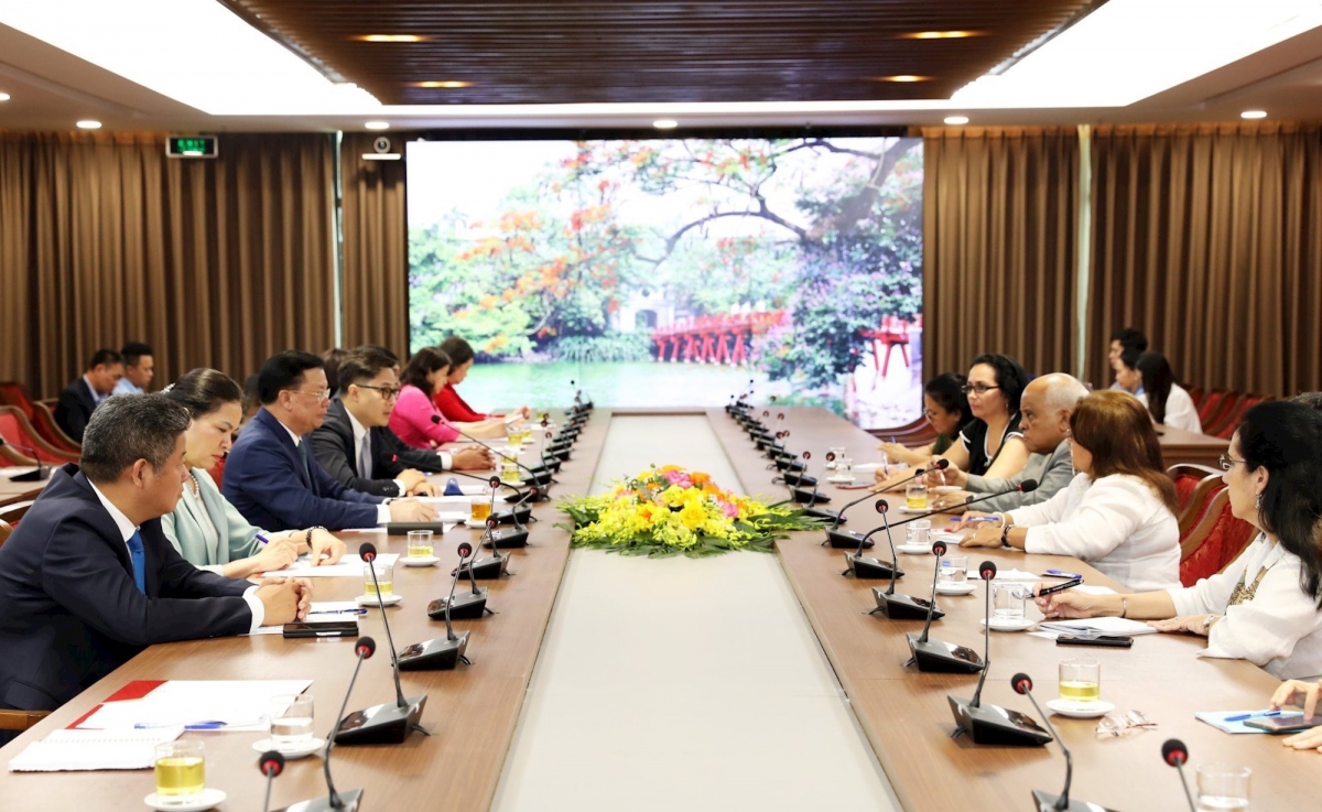 hanoi leader receives federation of cuban women head picture 1