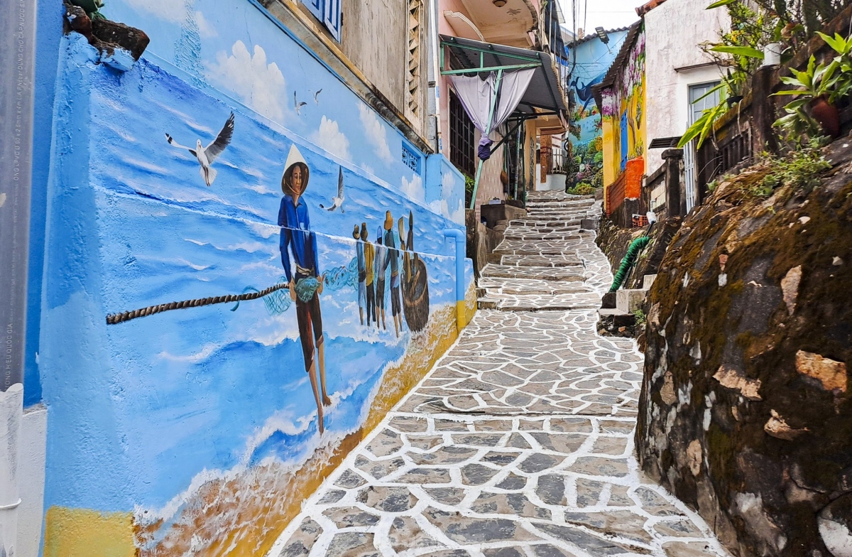 mural art revitalises nhon ly fishing village picture 2