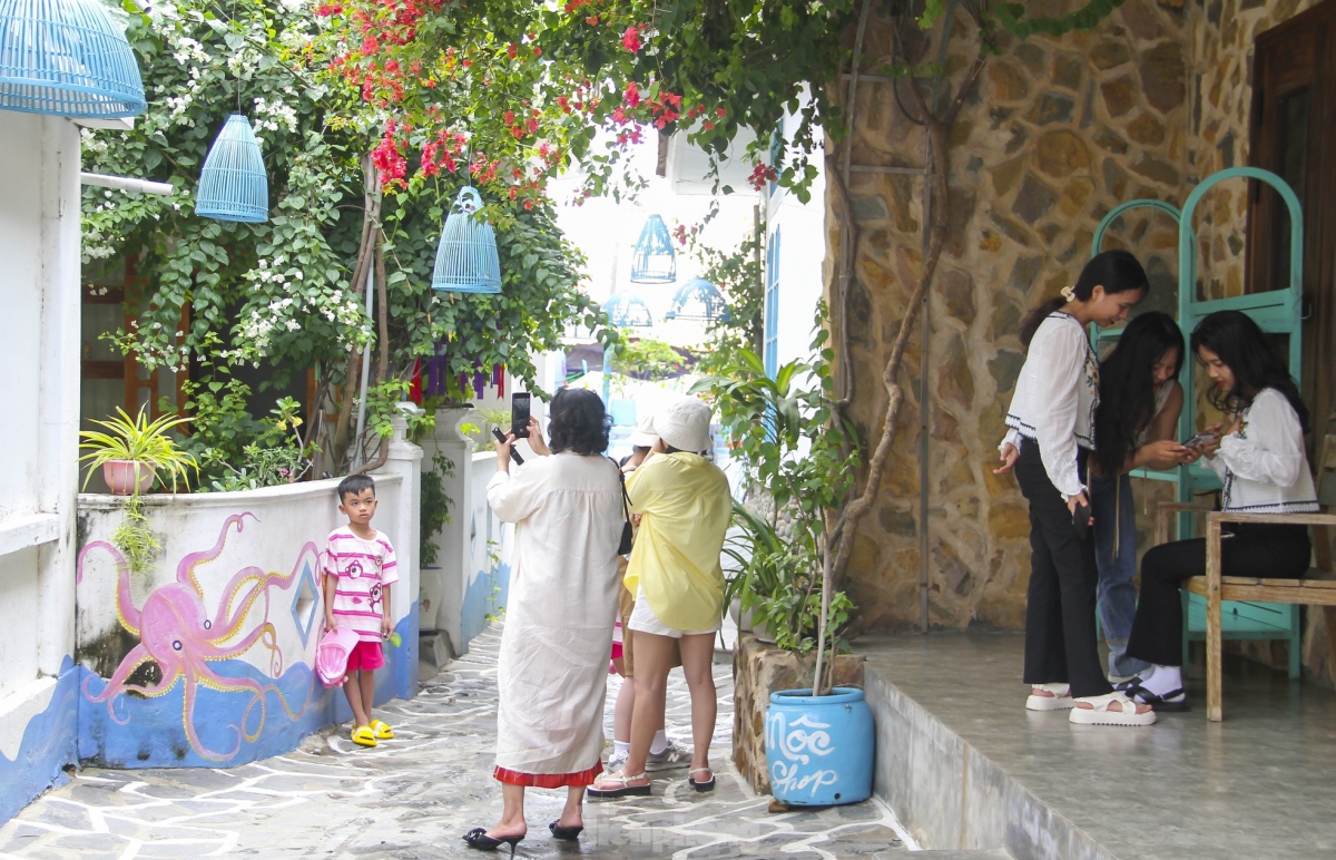 mural art revitalises nhon ly fishing village picture 7