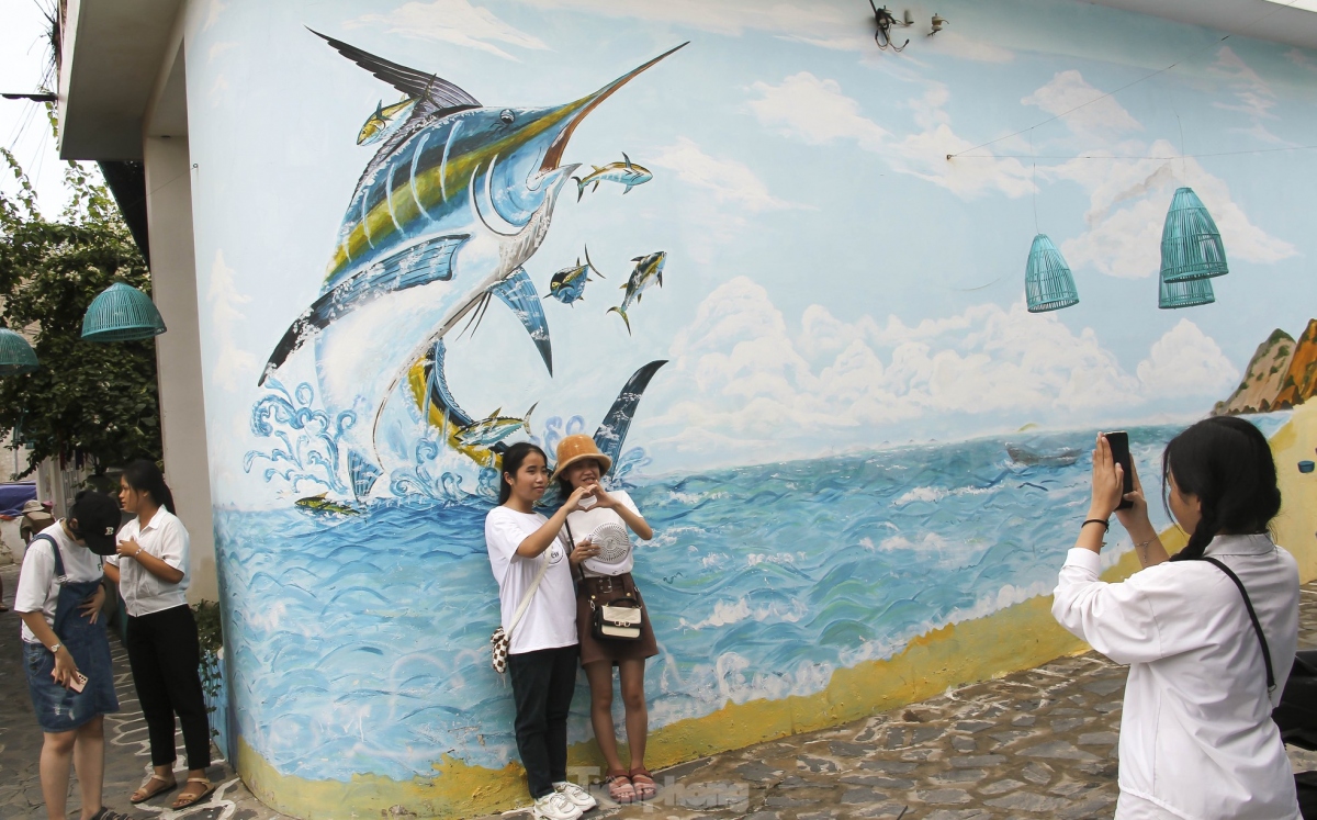 mural art revitalises nhon ly fishing village picture 8