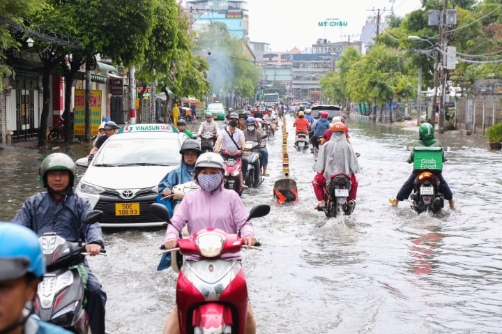 mua lon keo dai 2 gio, nhieu tuyen duong tp.hcm ngap nua banh xe hinh anh 1