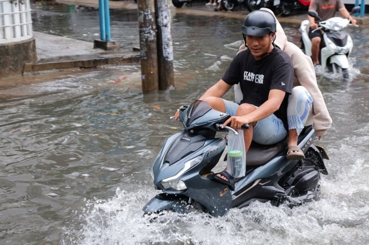 mua lon keo dai 2 gio, nhieu tuyen duong tp.hcm ngap nua banh xe hinh anh 2