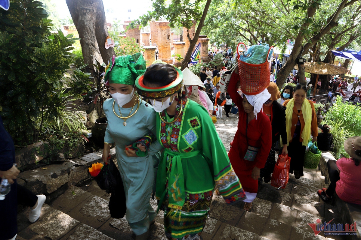 thousands attend ponagar temple festival picture 1