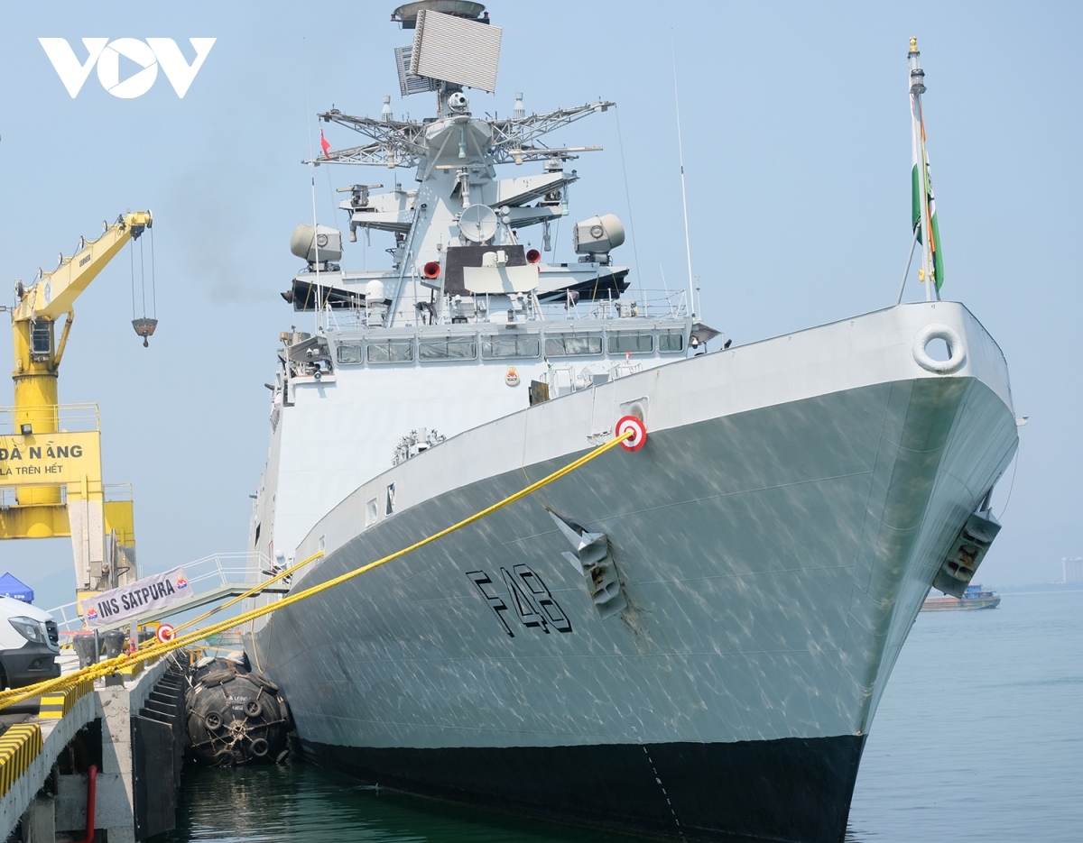 two indian naval ships pay visit to da nang picture 1