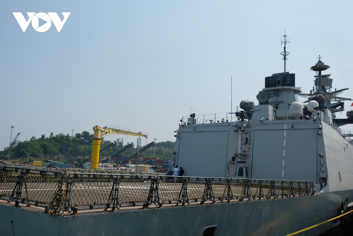 two indian naval ships pay visit to da nang picture 8