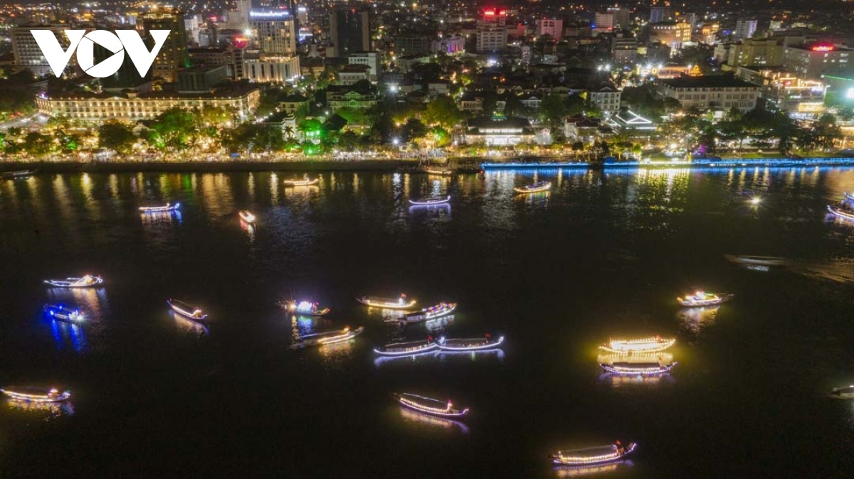 dazzling light show over perfume river picture 3