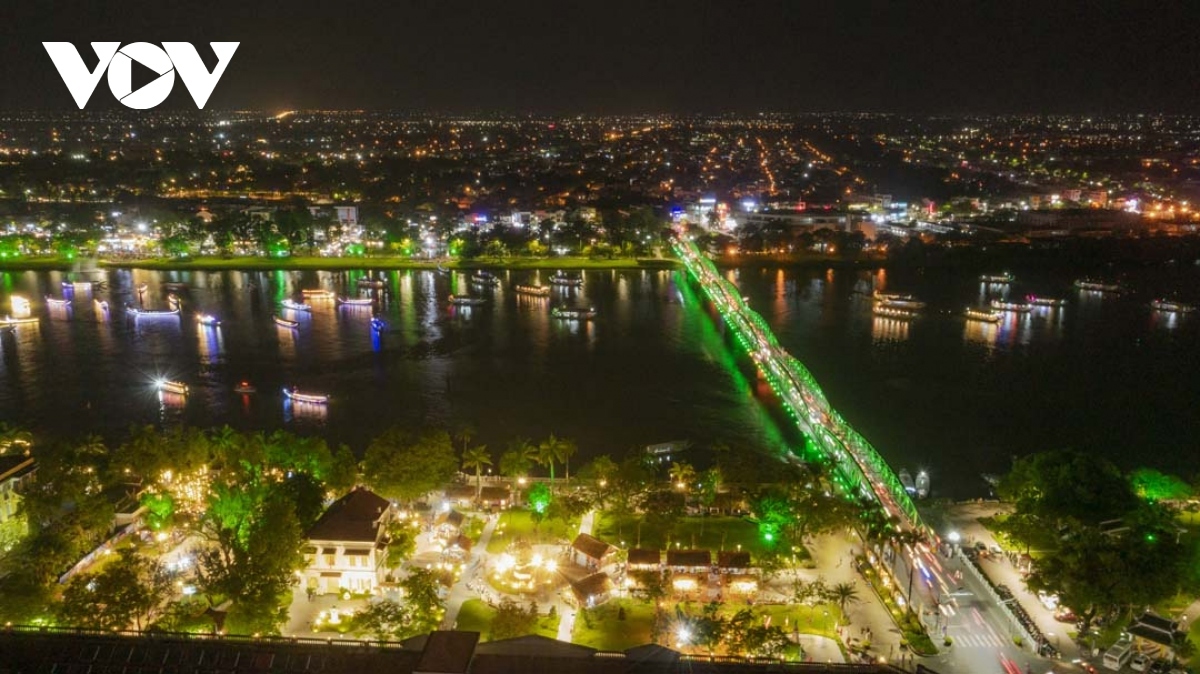 dazzling light show over perfume river picture 2