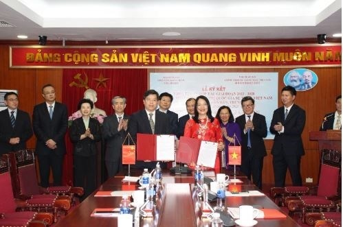 vietnamese, chinese publishing houses sign deals picture 1