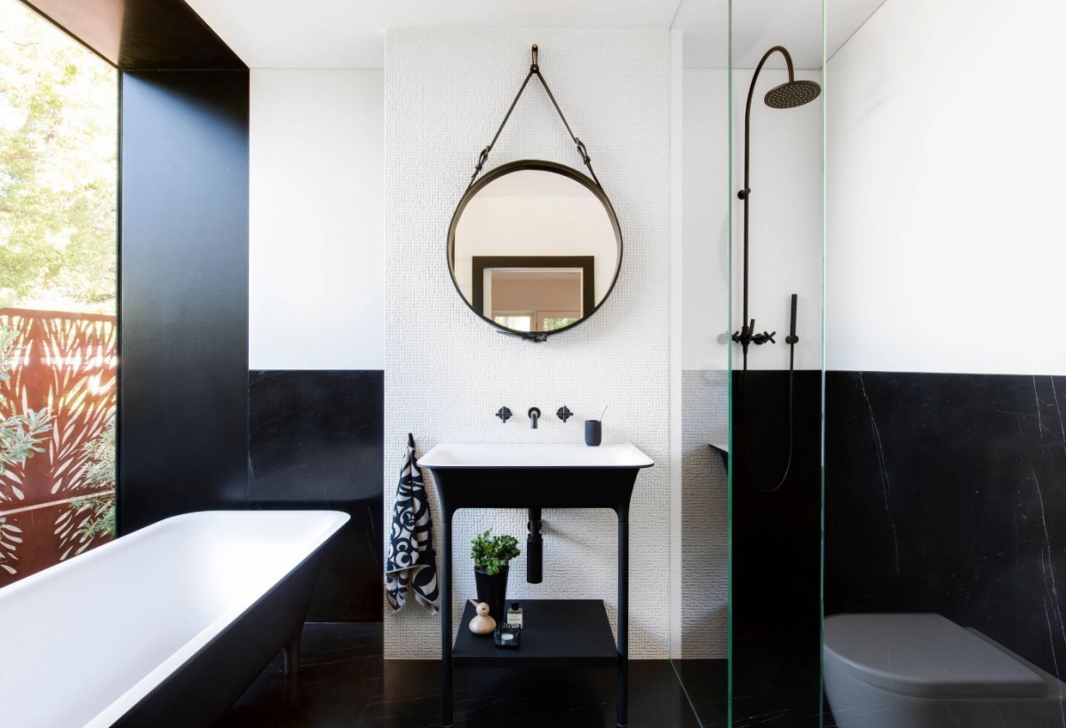 simple-black-and-white-bathroom-decor.jpg