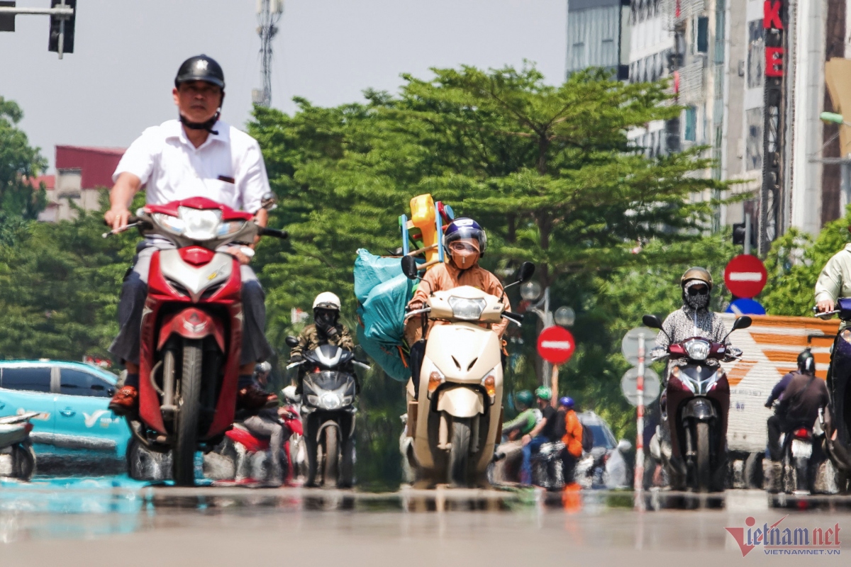 hanoians seek measures to cope amid record heat wave picture 3