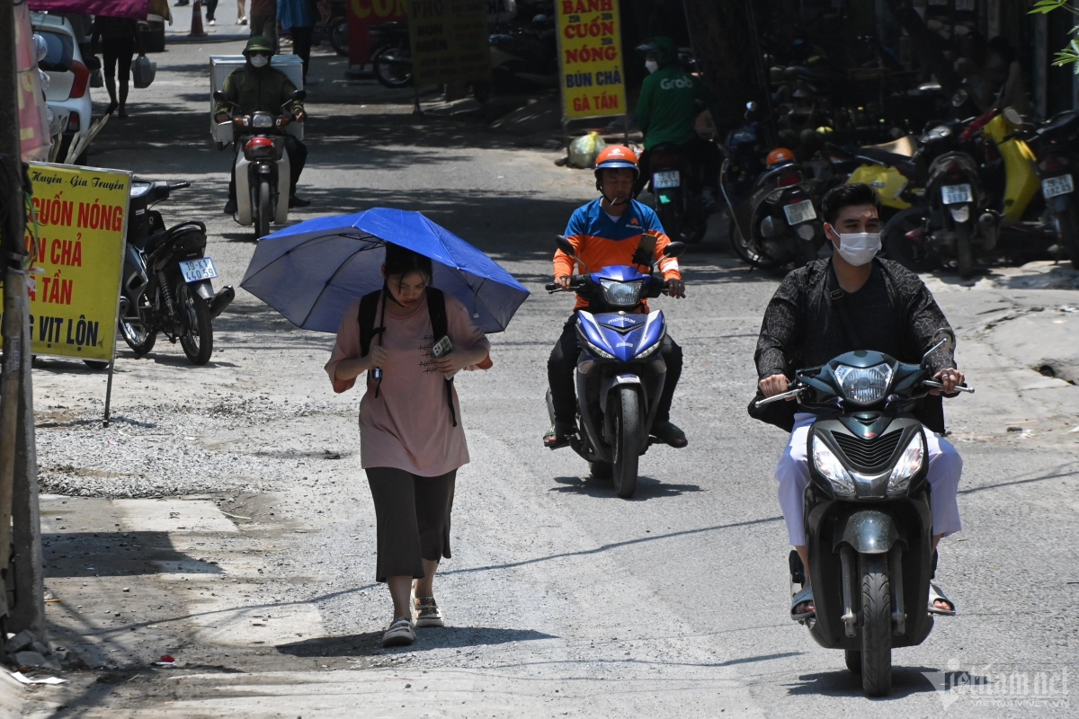 hanoians seek measures to cope amid record heat wave picture 6