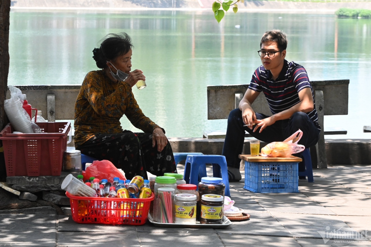 hanoians seek measures to cope amid record heat wave picture 9