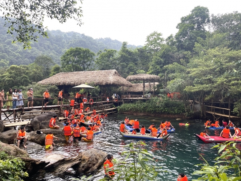 Du khách đổ về Phong Nha-Kẻ Bàng dịp lễ tăng đột biến