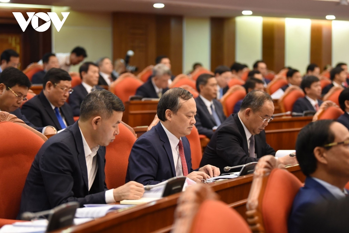 13th party central committee convenes mid-term conference in hanoi picture 3