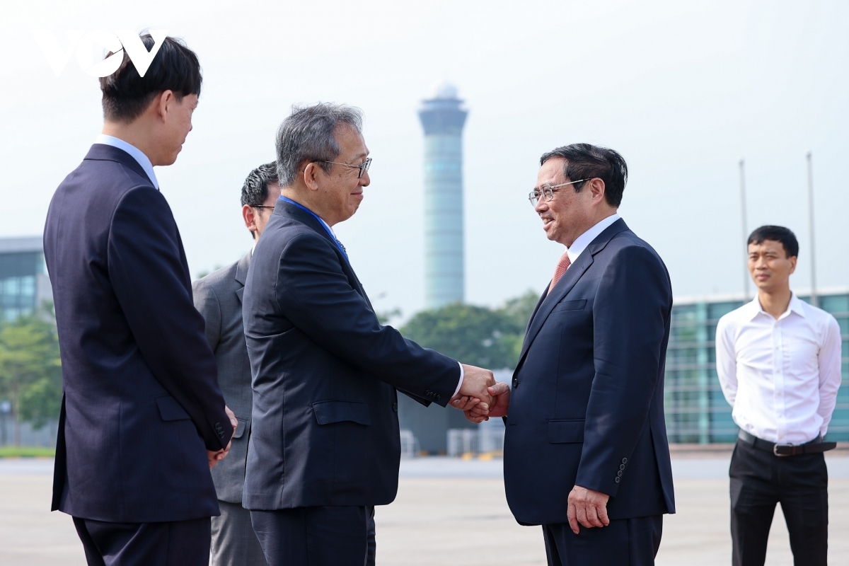 pm chinh leaves for japan to attend expanded g7 summit picture 2