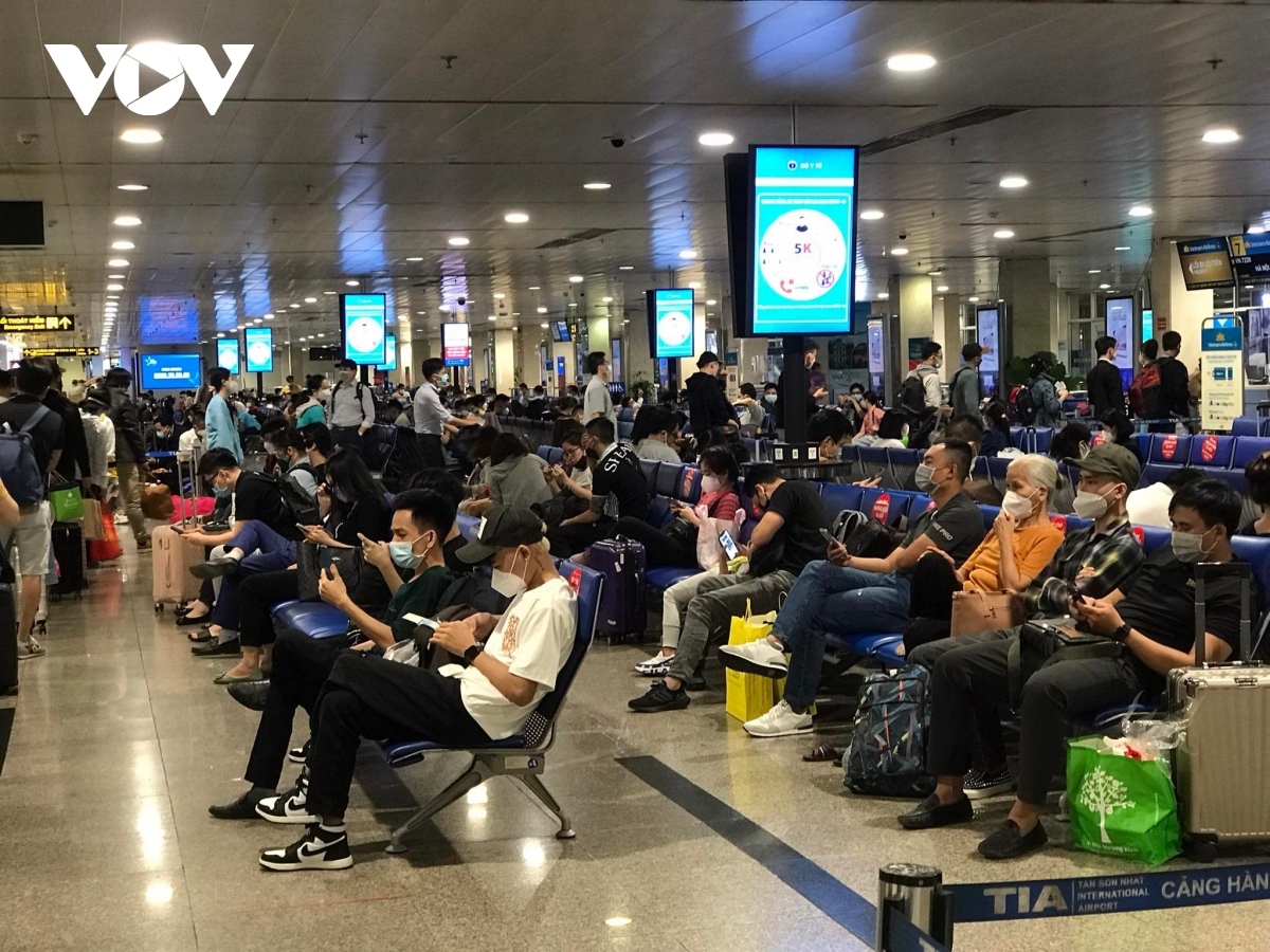 two major airports serve 1.2 million passengers during five-day holiday picture 1
