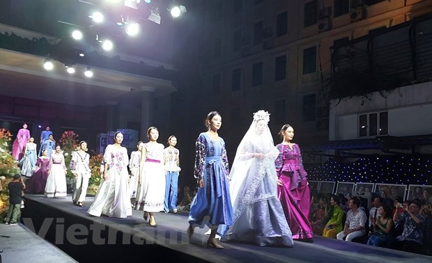 vietnamese and ukrainian costumes debut in hanoi fashion show picture 1