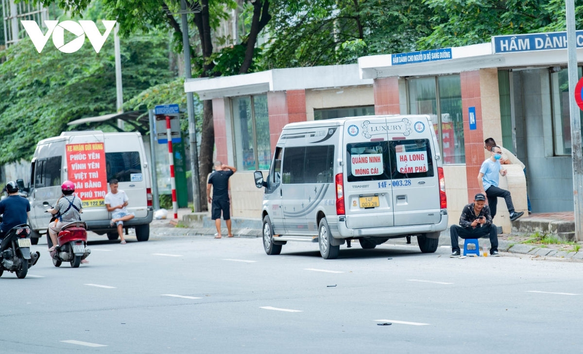Bó tay trước nạn xe dù hoành hành trên các đường phố của Hà Nội