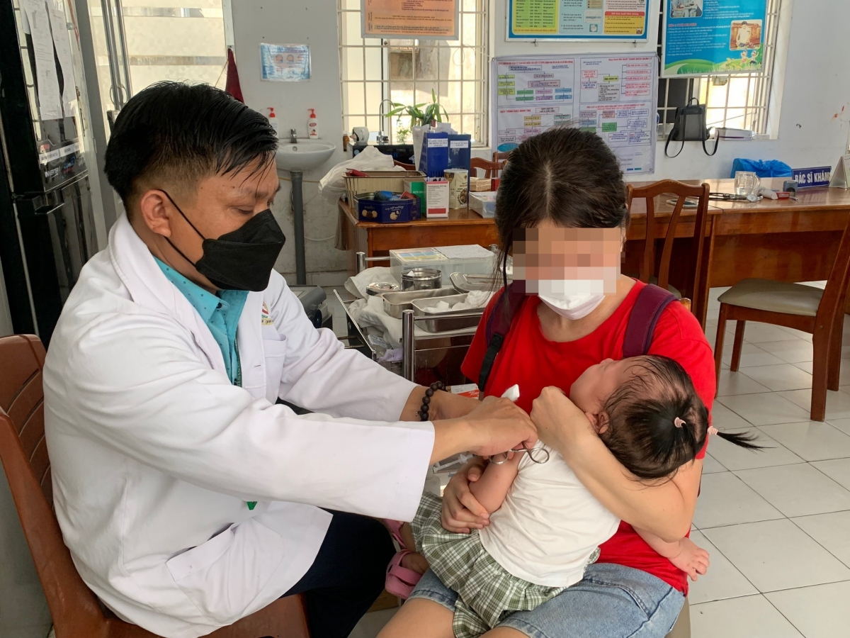 phu huynh, bac si lo lang tre nhiem benh vi thieu vaccine tiem chung mo rong hinh anh 2