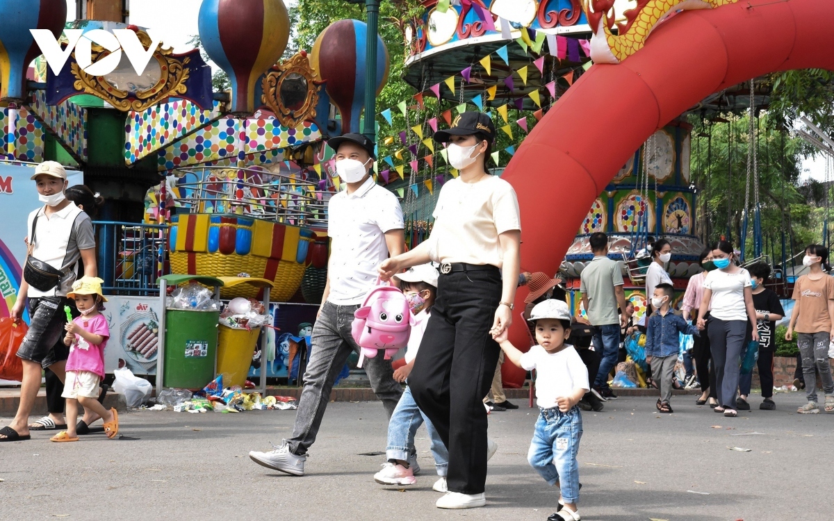 walking zones, parks crowded with holidaymakers picture 11