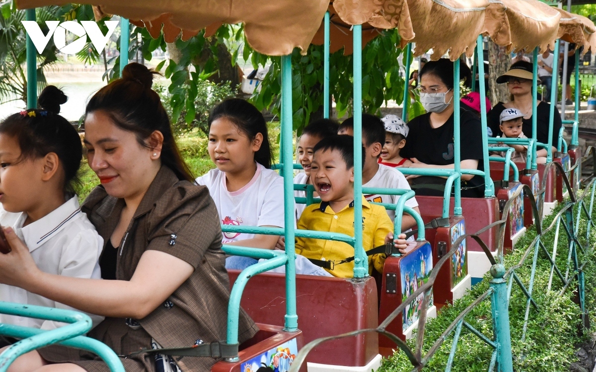 walking zones, parks crowded with holidaymakers picture 16