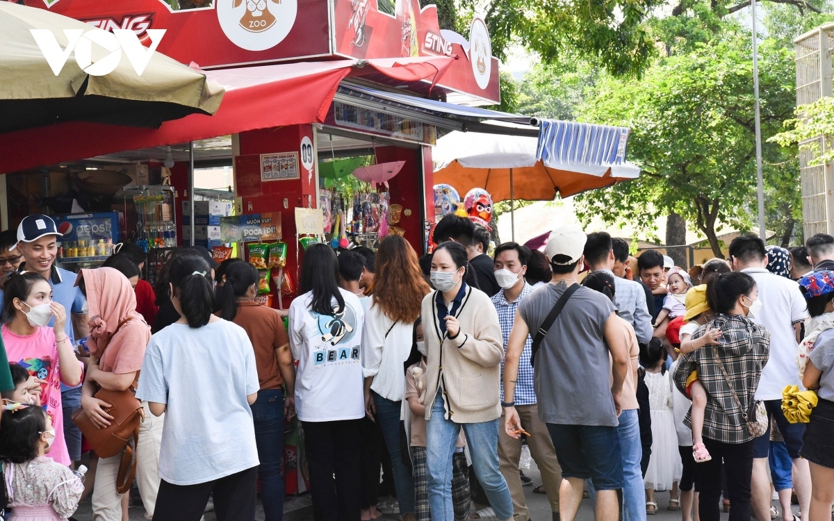 walking zones, parks crowded with holidaymakers picture 17