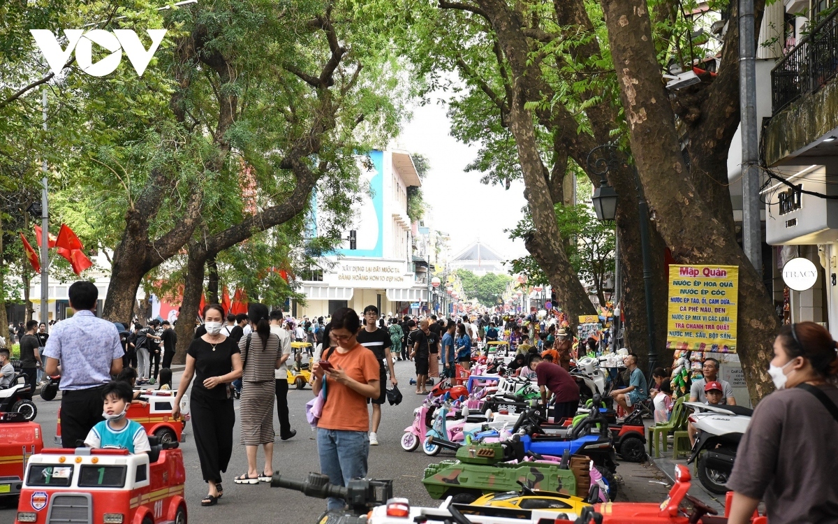 walking zones, parks crowded with holidaymakers picture 2