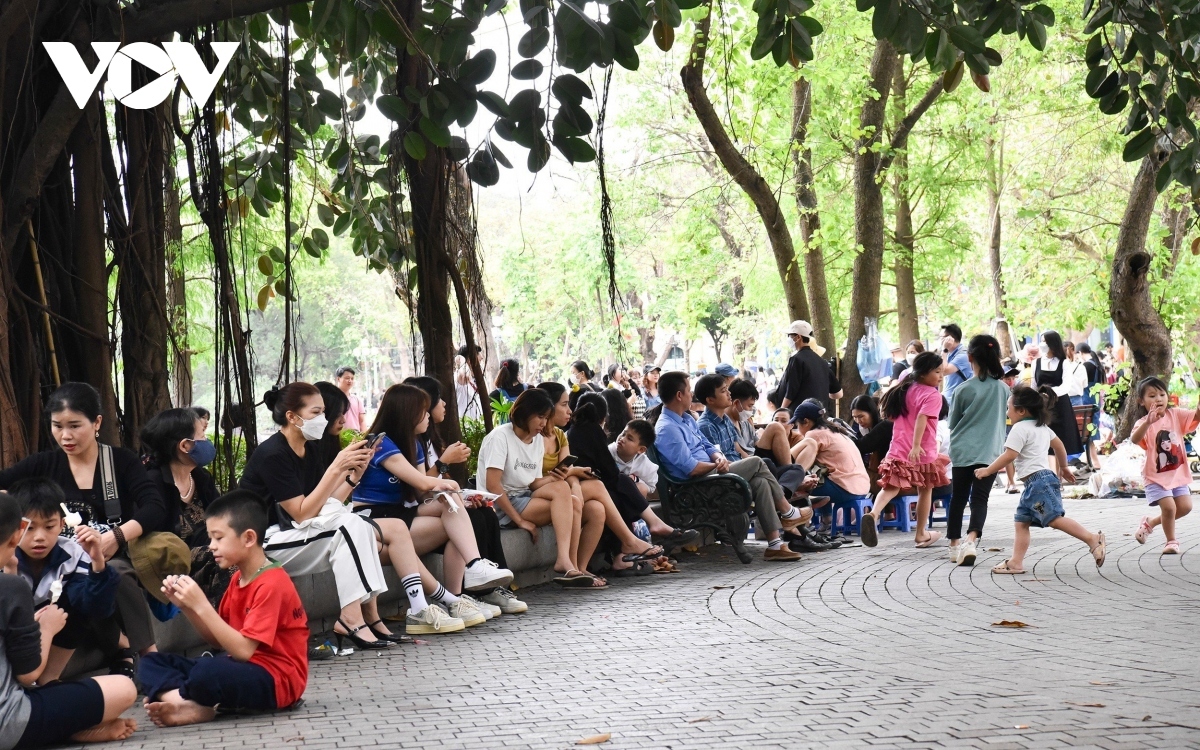 walking zones, parks crowded with holidaymakers picture 5