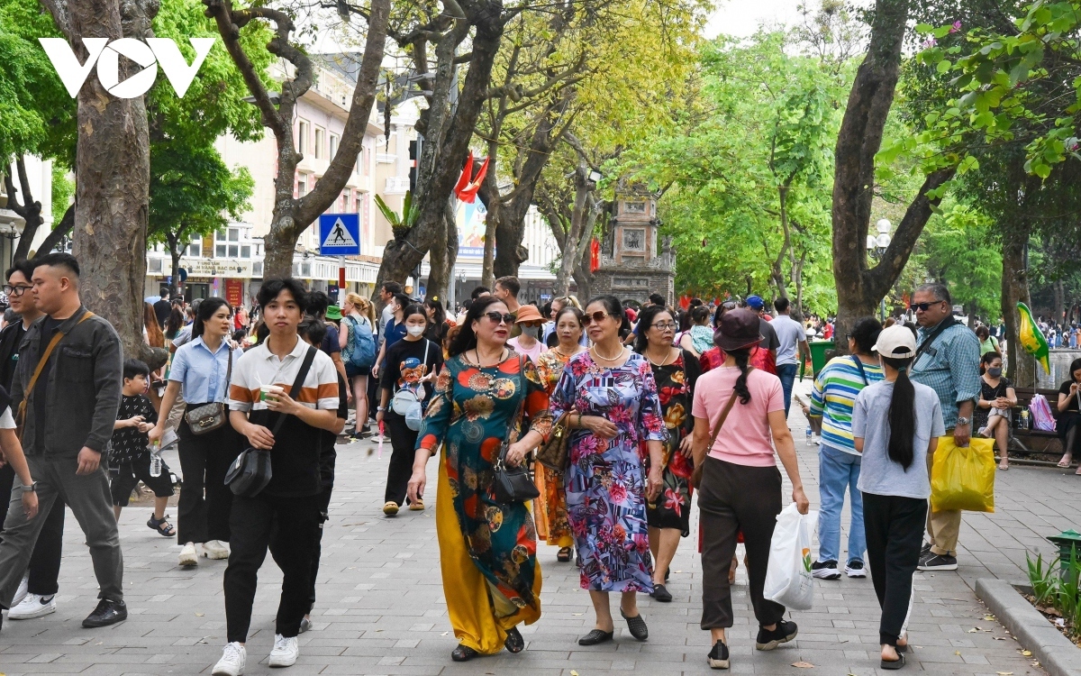 walking zones, parks crowded with holidaymakers picture 6