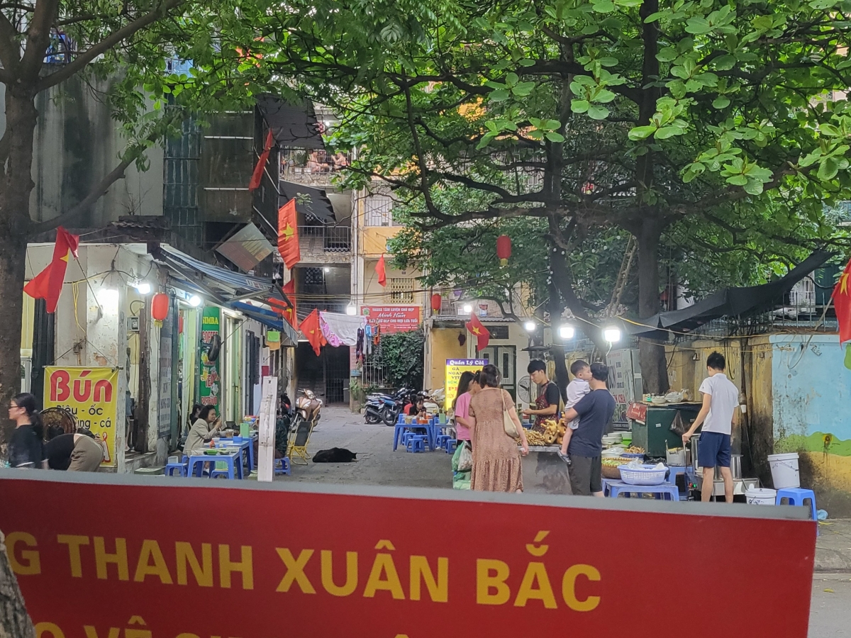 Hàng quán thi nhau chiếm vỉa hè, lòng đường bất chấp lệnh cấm