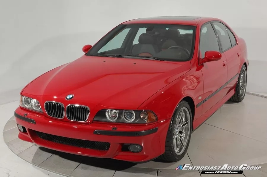 Cụ thế, chiếc BMW M5 2003 này hiện đang được tập đoàn Enzyst Auto Group ở Cincinnati, Ohio (Mỹ) - một đại lý nổi tiếng trong thị trường  xe cũ và đặc biệt là các mẫu BMW cổ điển rao bán với mức giá 299.990 USD (hơn 7 tỷ đồng).