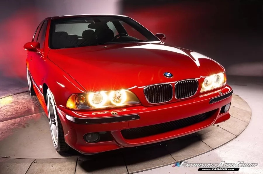 BMW M5 (có mã E39) là một chiếc xe có thiết kế vượt thời gian trong số các dòng xe M5. Tuy nhiên, liệu những điều đó có khiến một chiếc xe cũ đã sản xuất 20 năm trước thực sự đáng giá 299.990 USD?