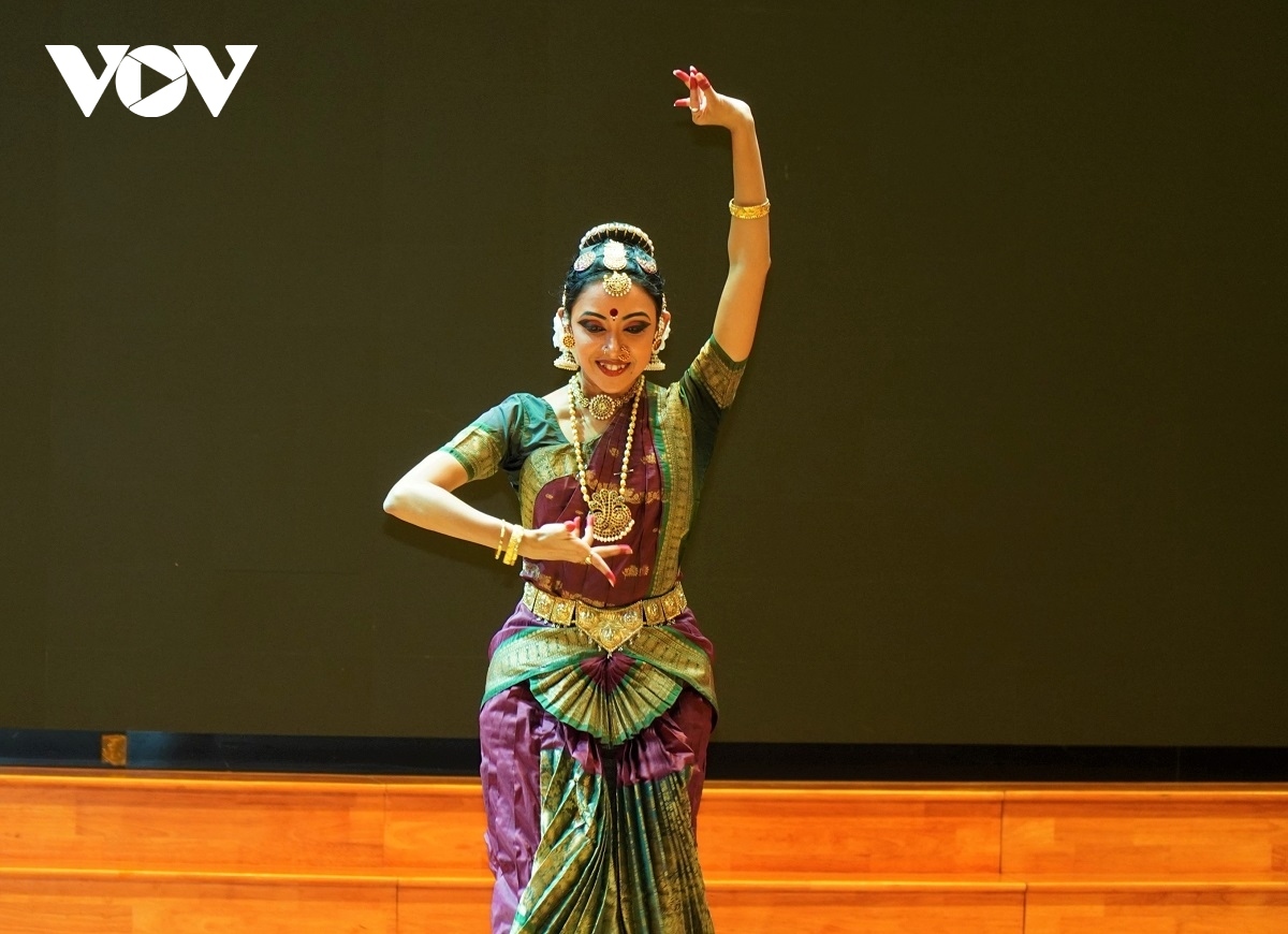 classical indian dances hit stage in can tho picture 1