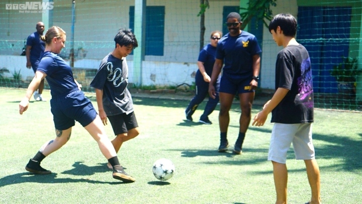 Children of the Da Nang Hope Village hold sport exchange with the sailors of the USS Ronald Reagan aircraft carrier.
